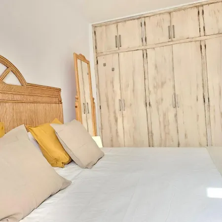 New Holidays & Pool ,aircond , Playa De Americas, Tenerife