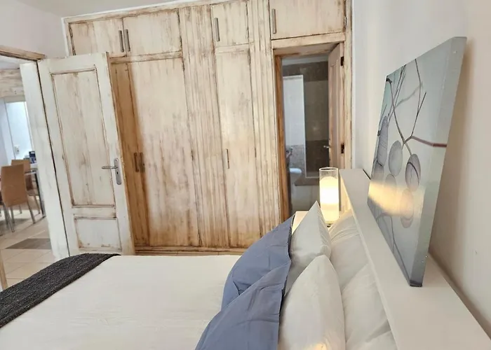 New Holidays & Pool ,aircond , Playa De Americas, Tenerife 阿罗纳