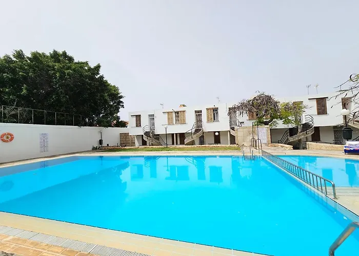 New Holidays & Pool ,aircond , Playa De Americas, Tenerife 阿罗纳