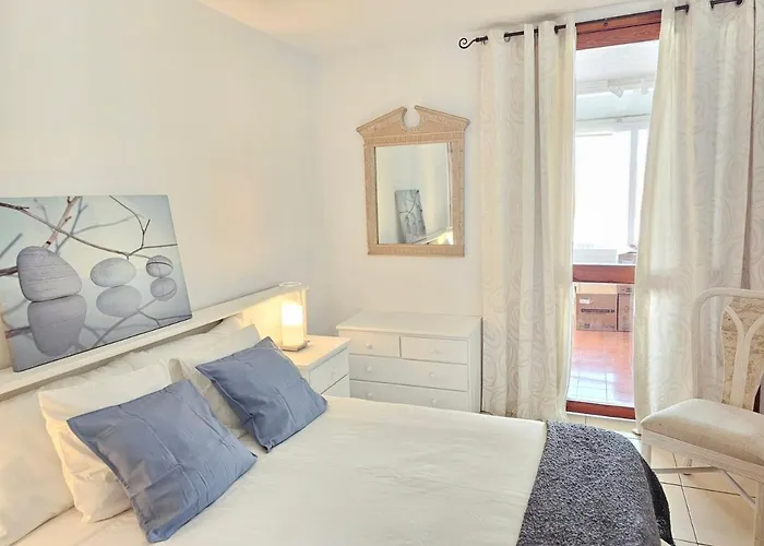 New Holidays & Pool ,aircond , Playa De Americas, Tenerife 阿罗纳