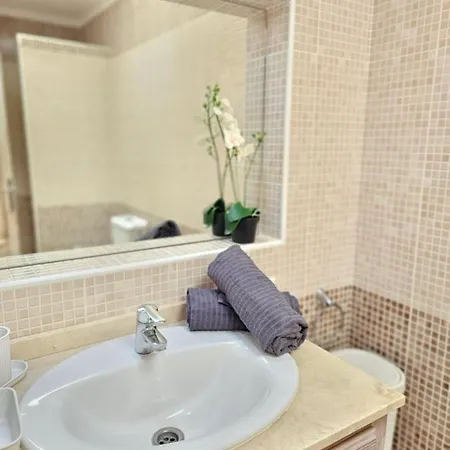 New Holidays & Pool ,aircond , Playa De Americas, Tenerife